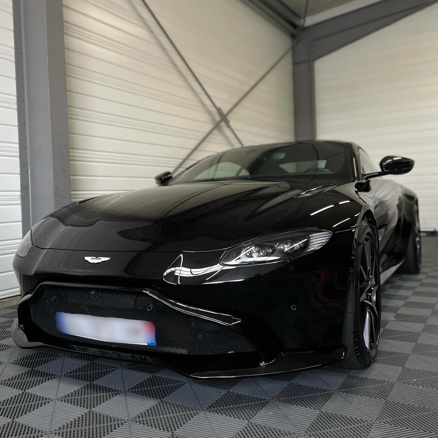 Aston Martin DB9, nettoyage complet : photo 1 sur 6