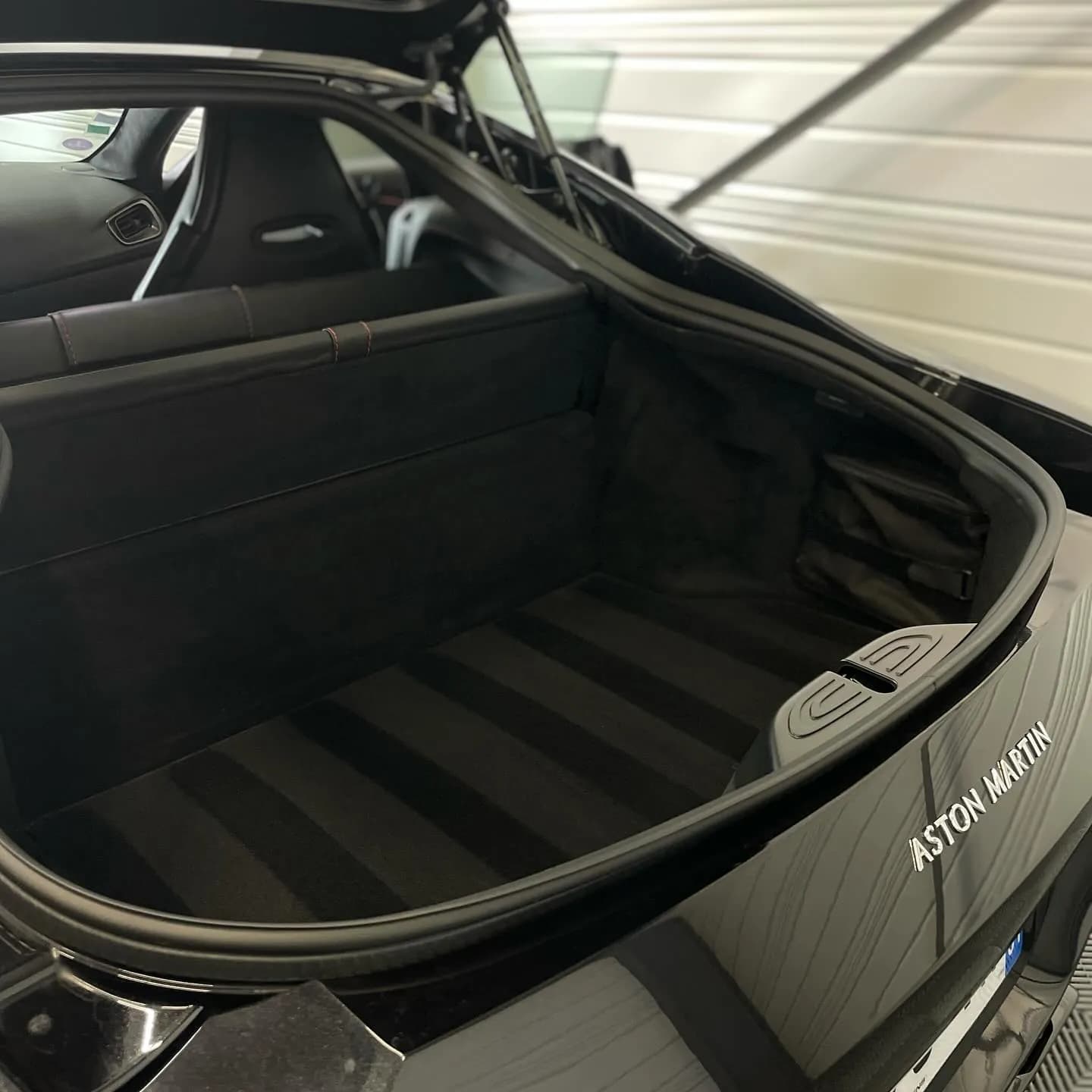 Aston Martin DB9, nettoyage complet : photo 3 sur 6