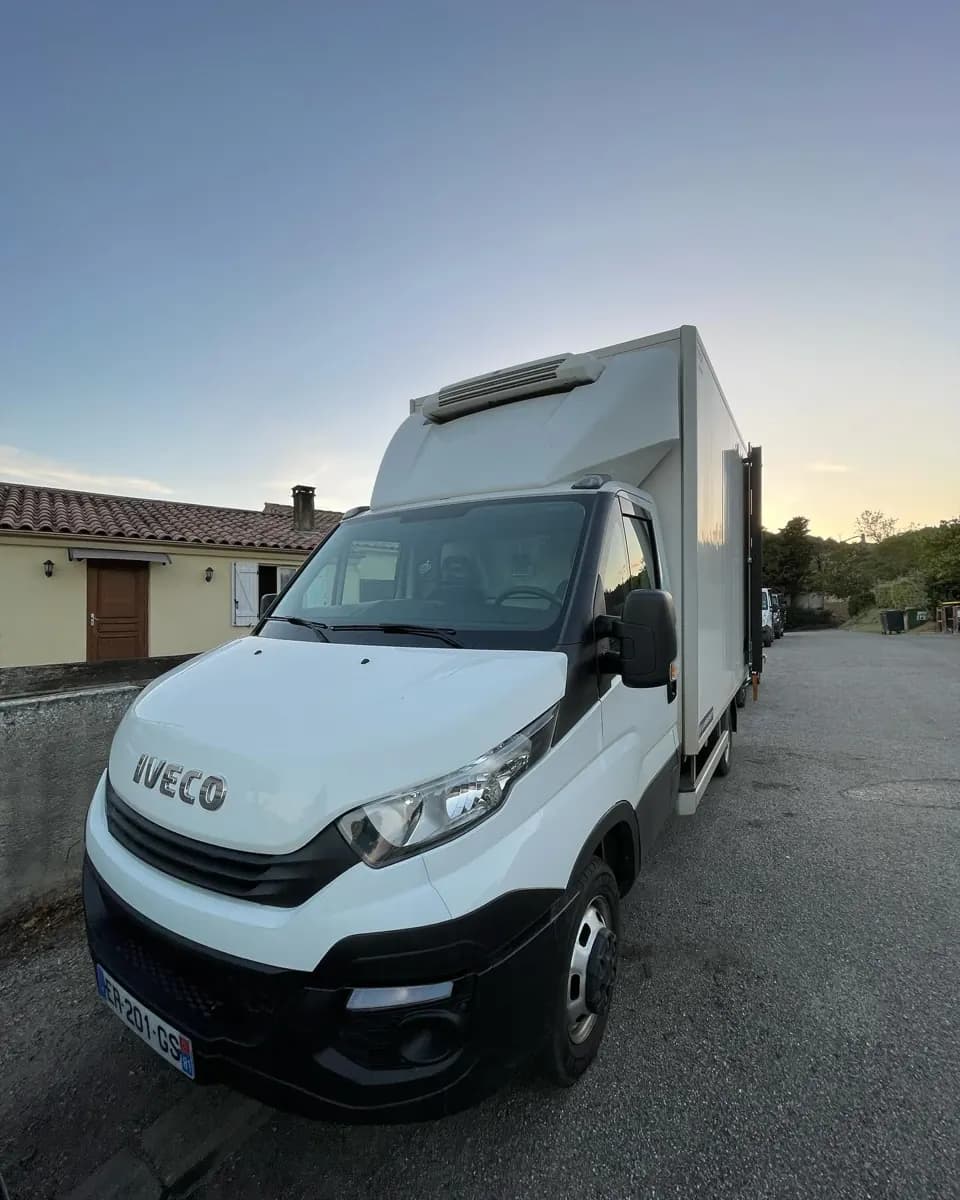 Iveco Daily 20 m³ : nettoyage complet par Lustr'Auto 31