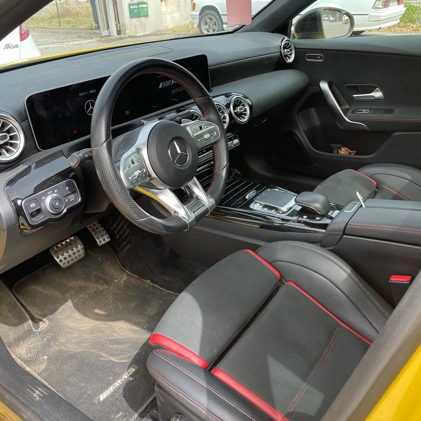 Mercedes-AMG A35, nettoyage intérieur : photo 1 sur 4