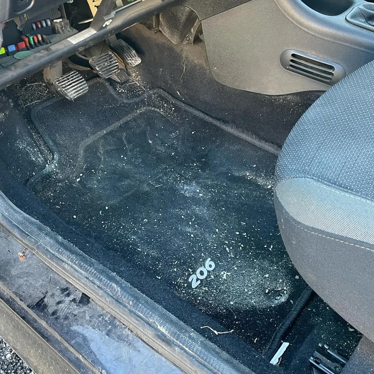 Peugeot 206 : nettoyage intérieur par Lustr'Auto 31