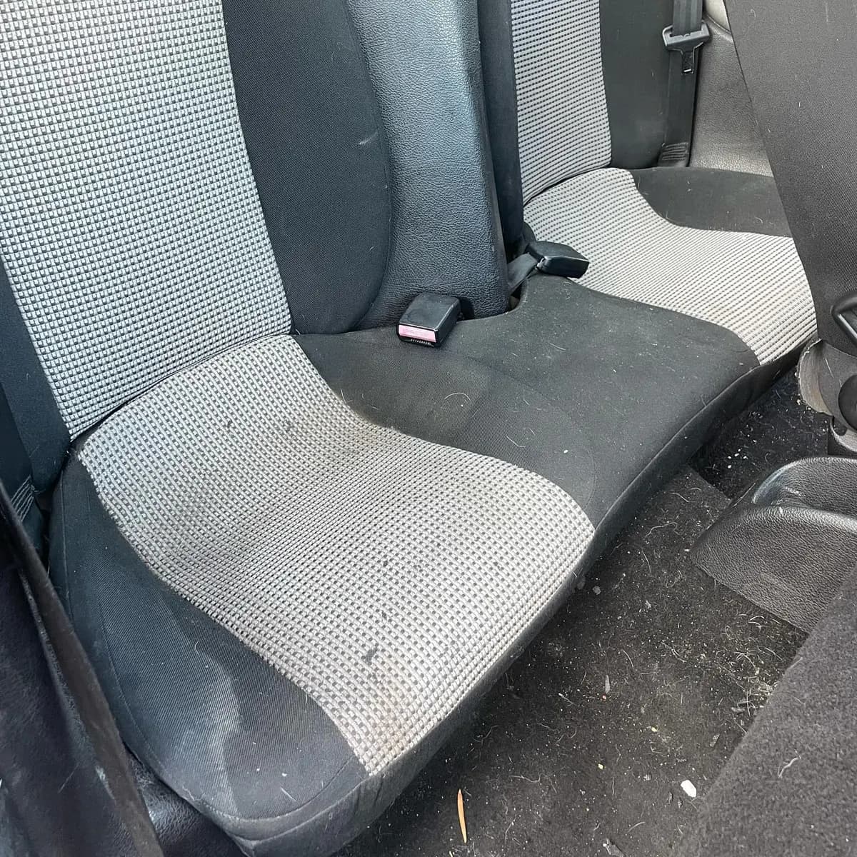 Peugeot 207 CC : nettoyage intérieur par Lustr'Auto 31