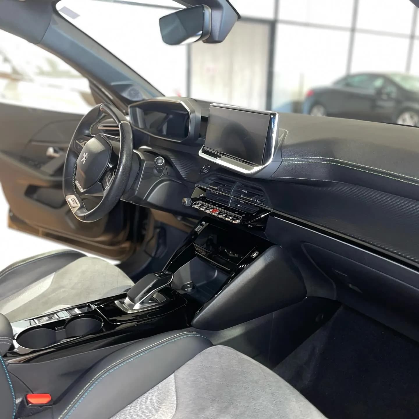 Peugeot 208, nettoyage intérieur : photo 1 sur 4