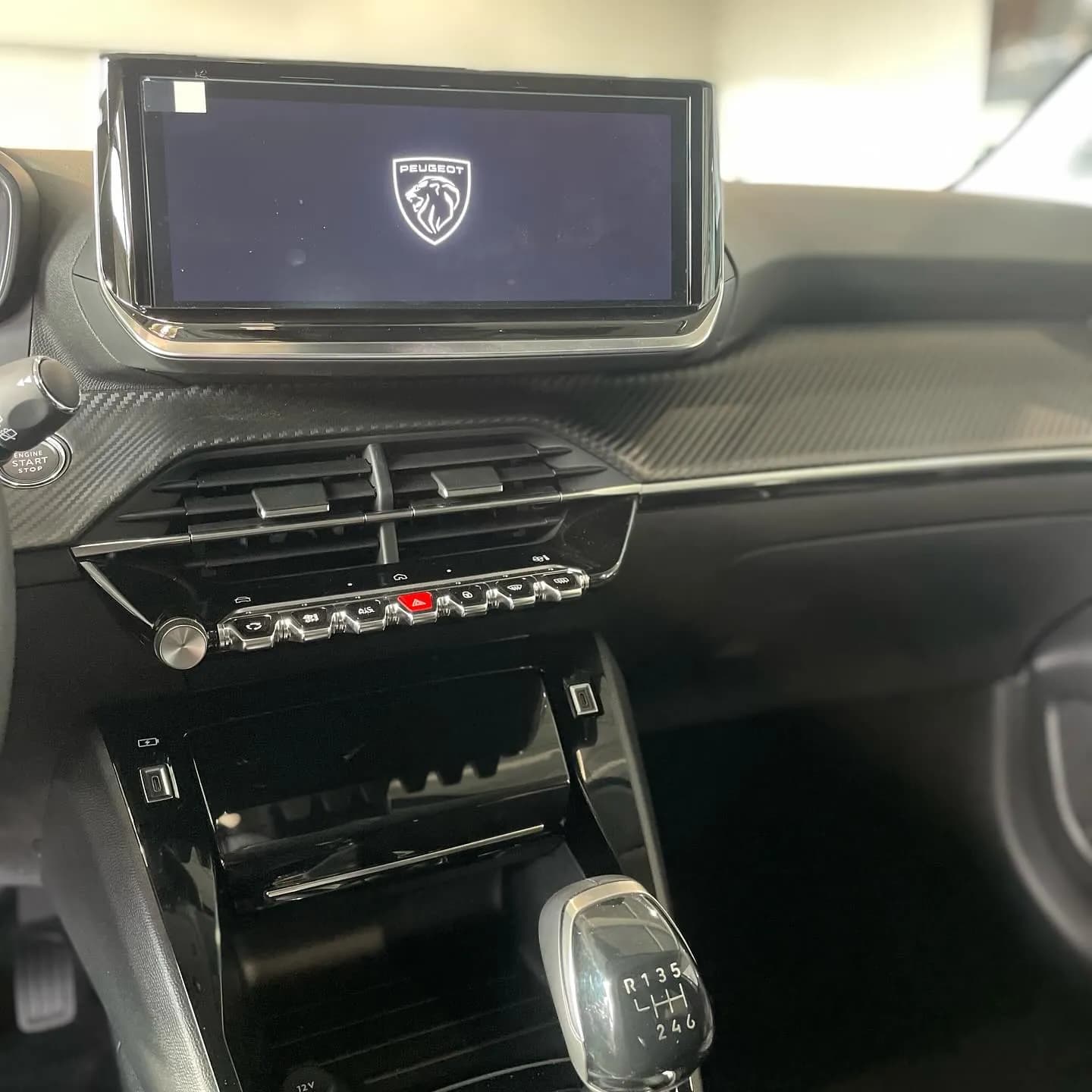 Peugeot 208 neuve, nettoyage complet : photo 5 sur 7