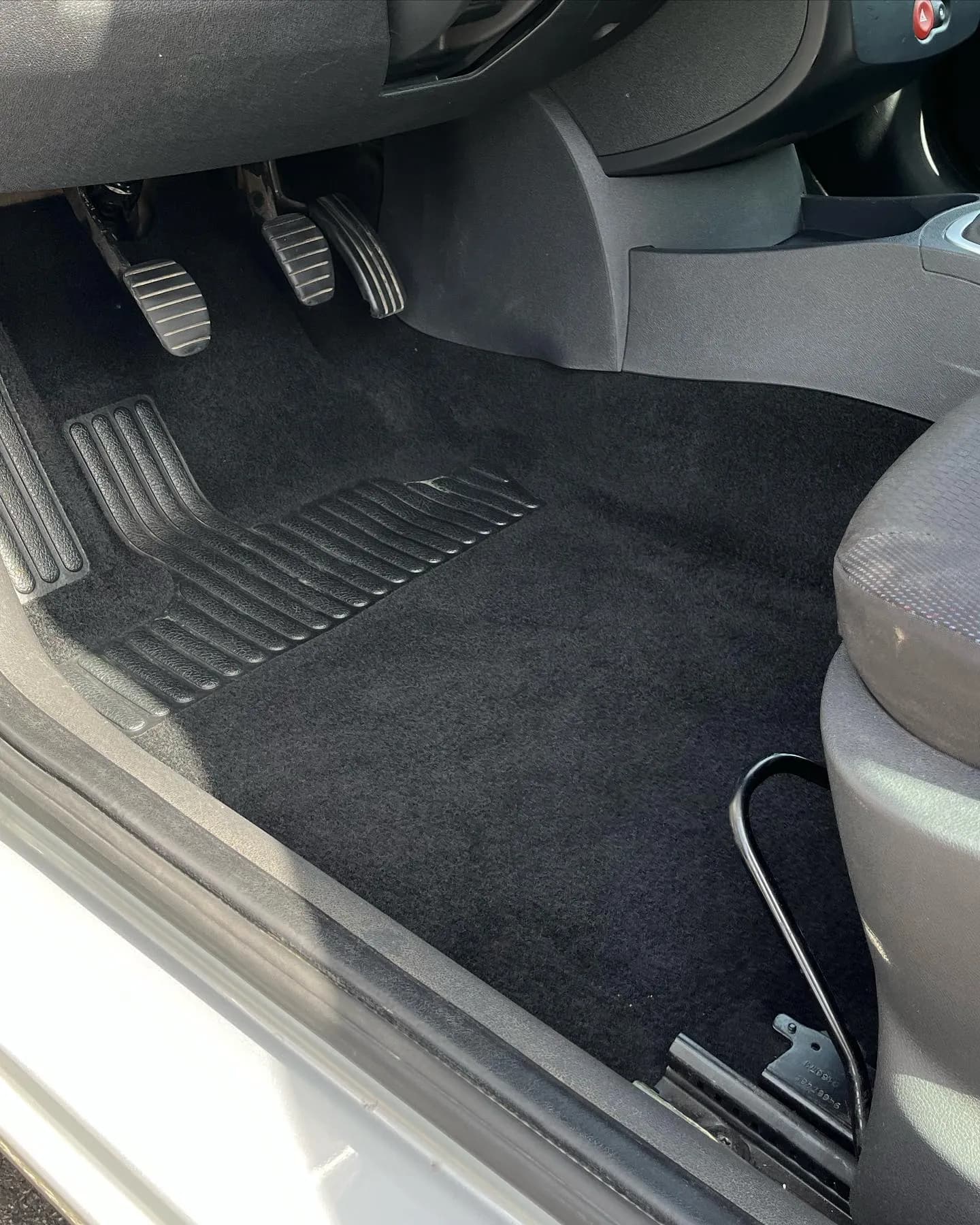 Renault Clio III, nettoyage intérieur : photo 2 sur 4