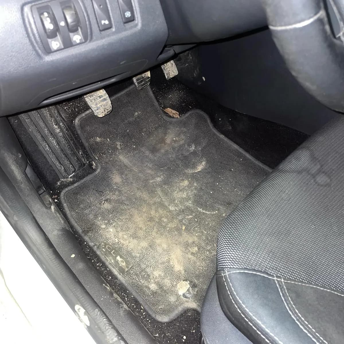 Renault Clio IV : nettoyage intérieur par Lustr'Auto 31
