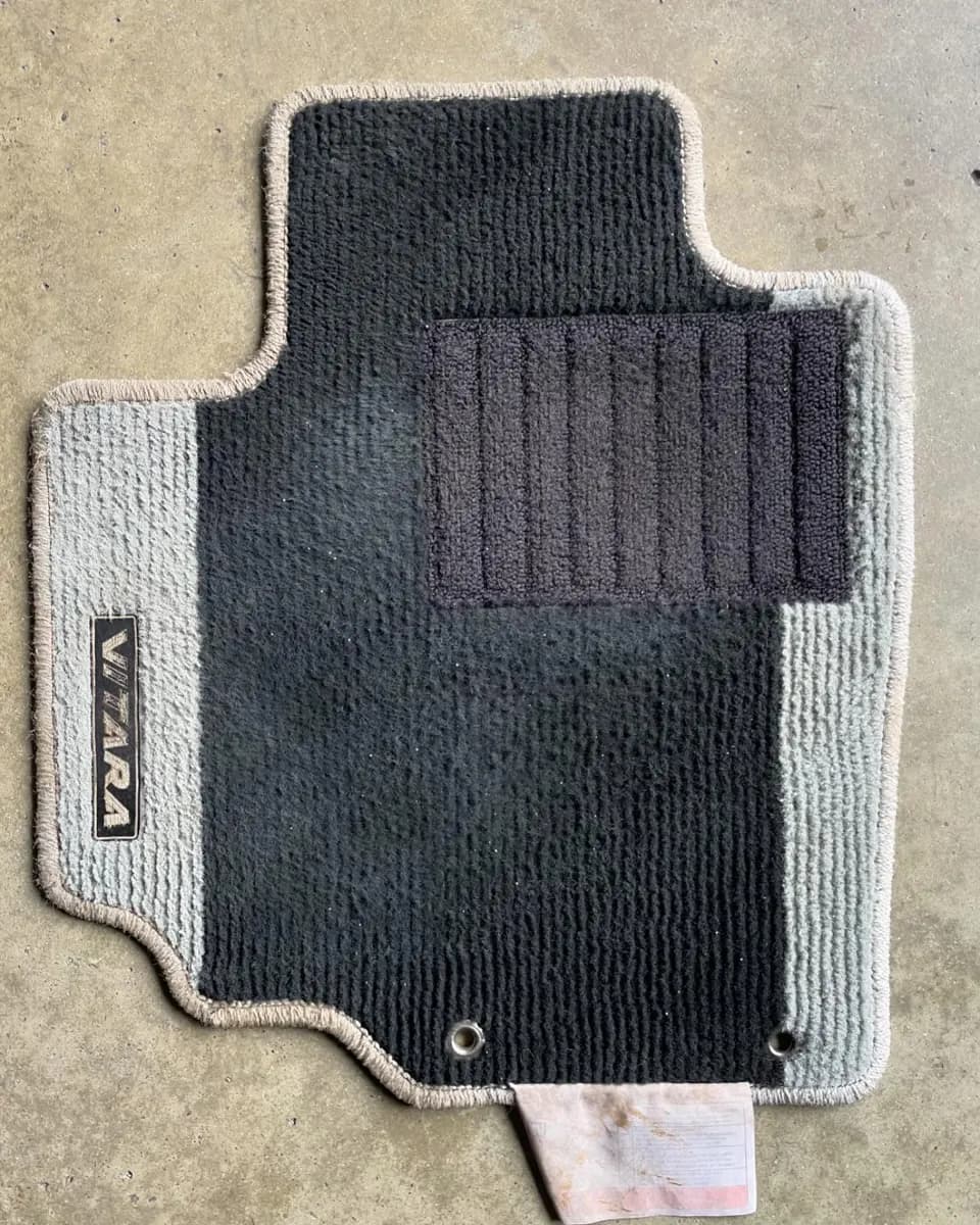 Tapis de sol encrassés : nettoyage intérieur par Lustr'Auto 31