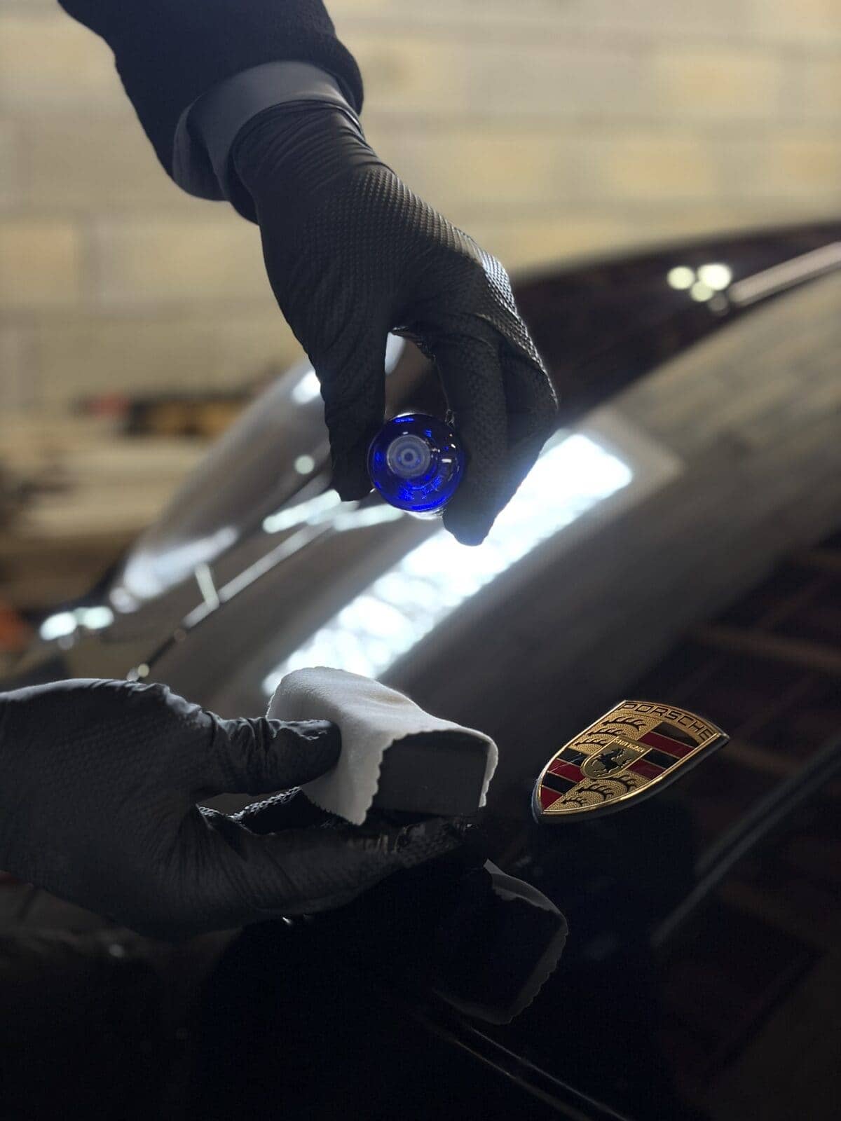 Application d’une protection céramique sur une carrosserie noire