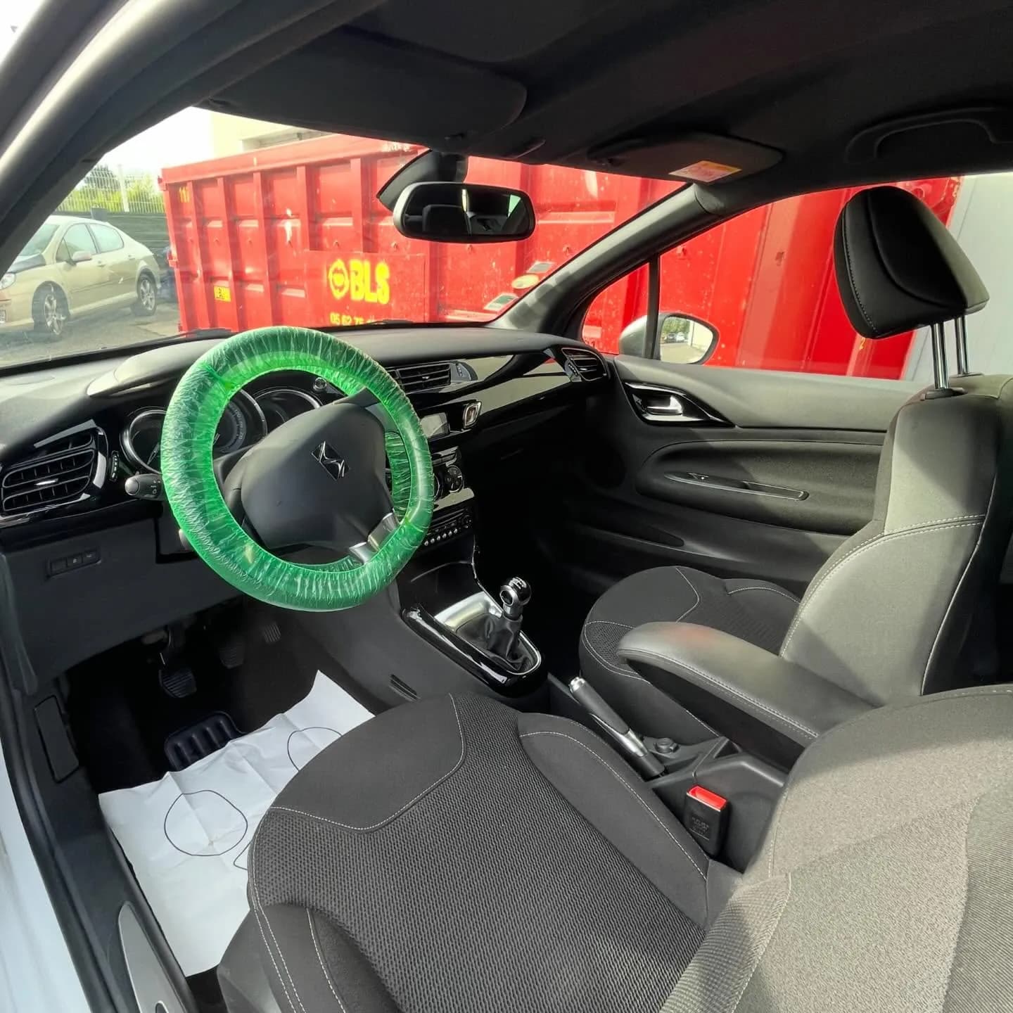 Citroën DS3, nettoyage intérieur : photo 1 sur 2